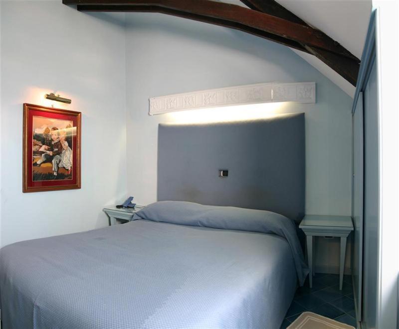 Hotel Villa Pina Antico Francischiello ماسّا لوبْرينسِ الغرفة الصورة